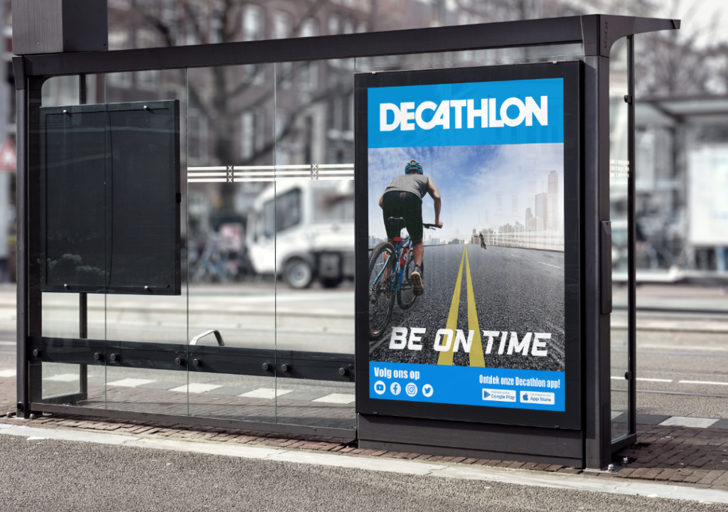 een volledig emotional selling point decathlon poster in een abribus