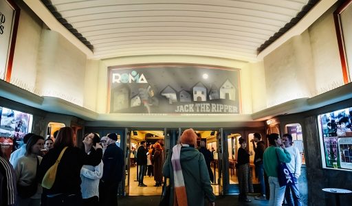 een banner over jack the ripper als mock-up buiten bij roma