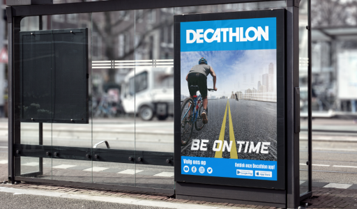een volledig emotional selling point decathlon poster in een abribus
