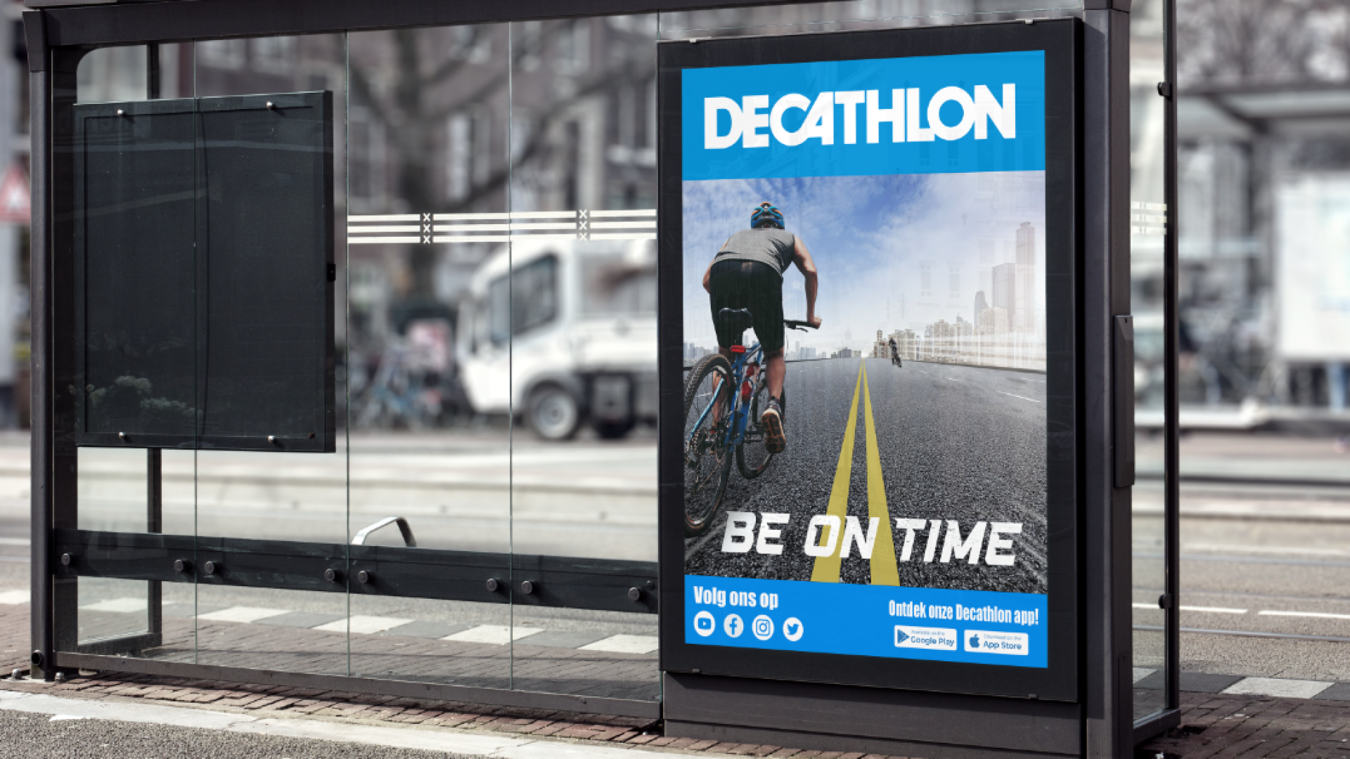een volledig emotional selling point decathlon poster in een abribus