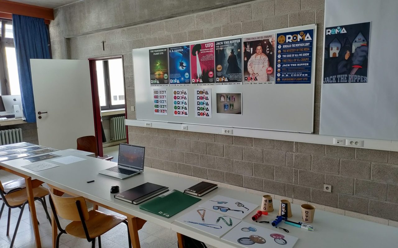 een klas met gip projecten en posters op de muur