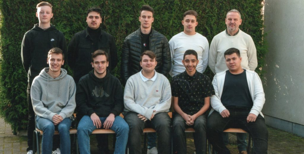 Een klasfoto van 6e middelbaar