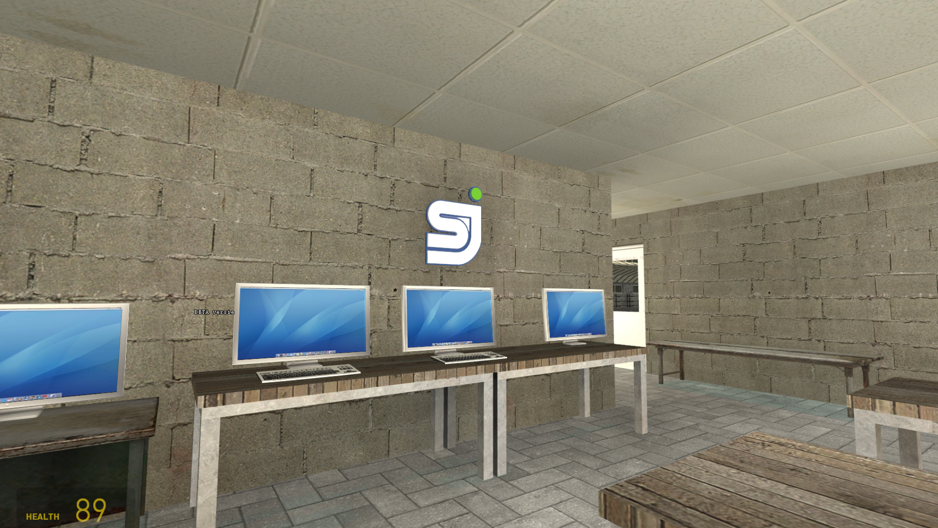 Sint-JozefInstituut in een spel met het logo op de muur en drie computers op een tafel